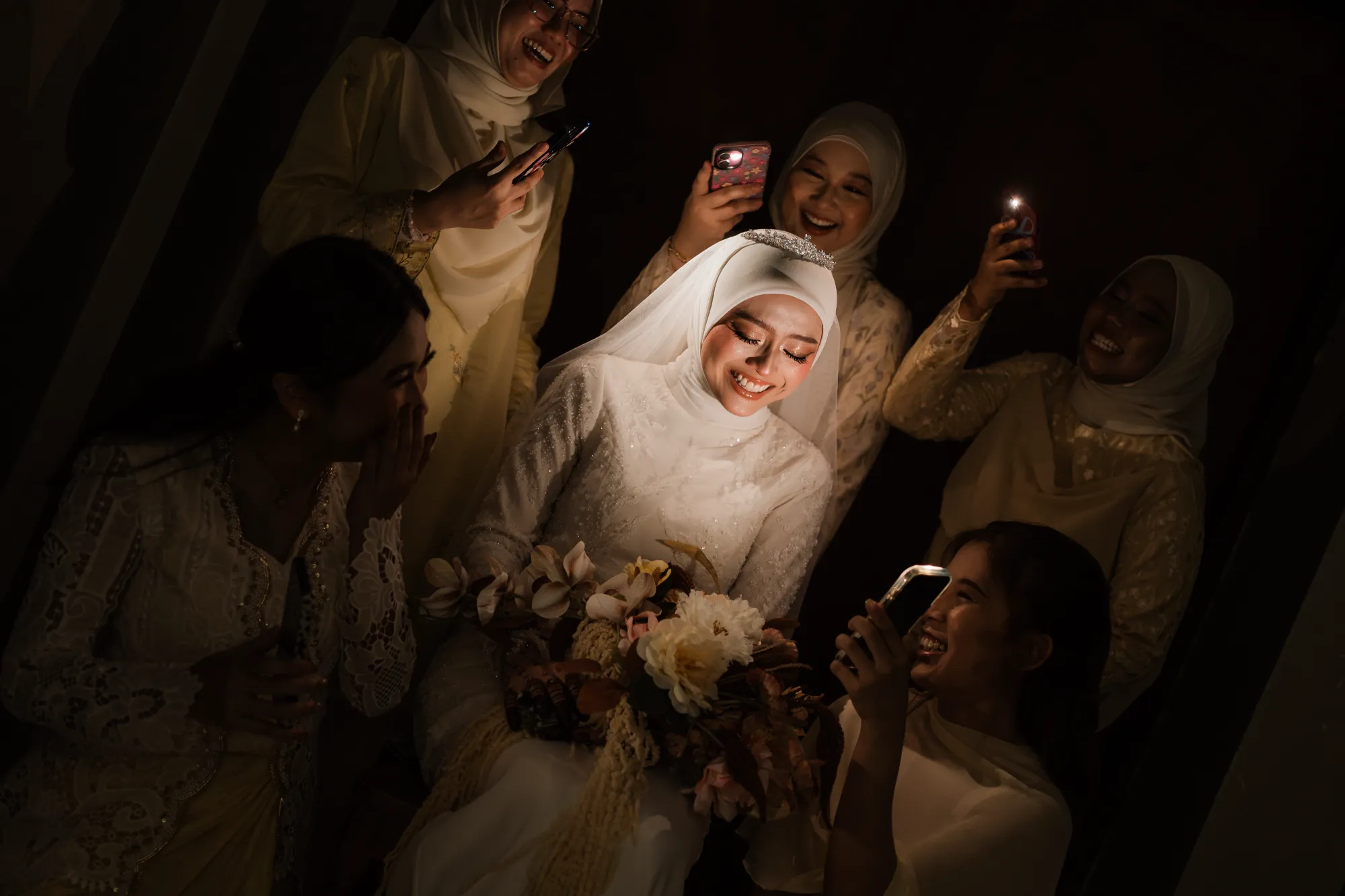 Sweetpictures photo indoor bersama pengantin dan bridesmaid dengan lampu